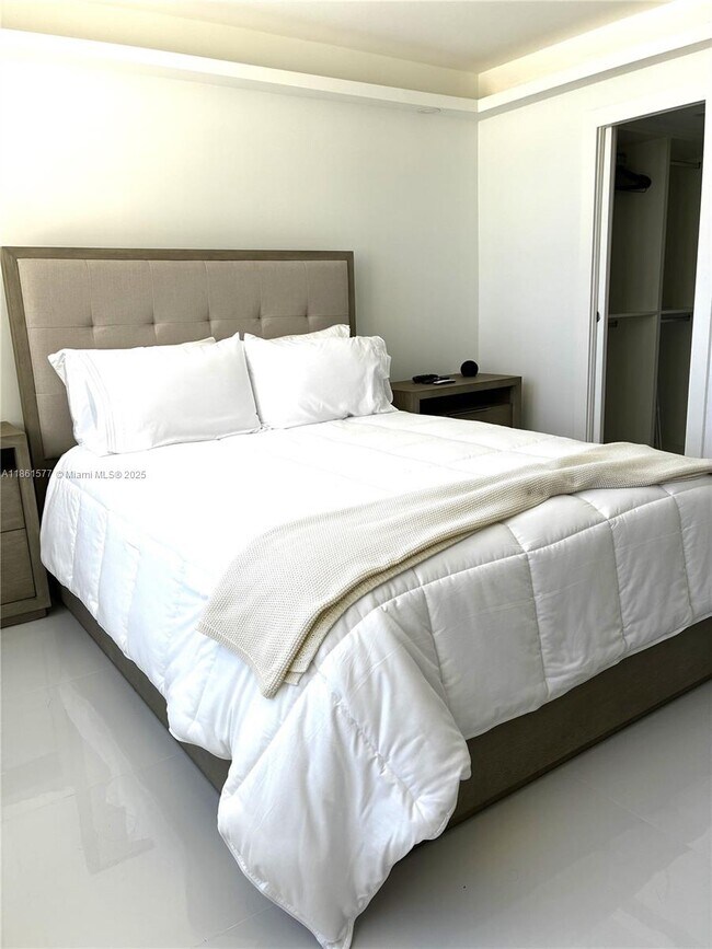 Building Photo - 6917 Collins Ave