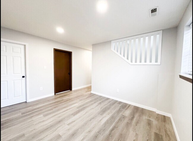 Building Photo - 2008 Juniper Dr