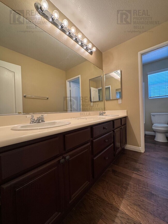 Building Photo - Ideal Layout! 4 Bedroom Home with Main Floor Bed/Bath & Open Loft