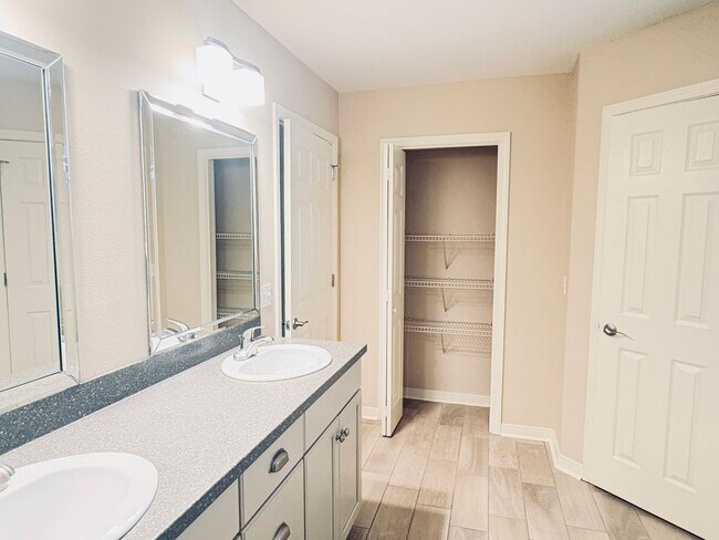 Building Photo - 10621 Creek Ridge Dr