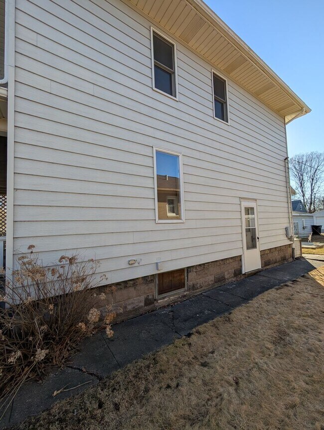 Building Photo - Spacious 3 Bedroom Home in Rock Island Coming Soon!