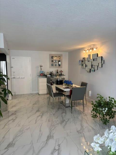 Building Photo - 9686 Fontainebleau Blvd