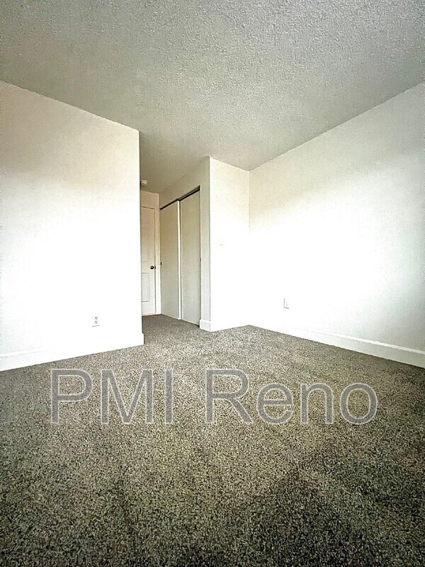 Building Photo - 812 Glen Molly Dr