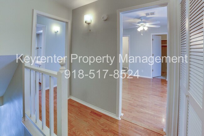 Building Photo - Riverview - Stunning 2 bed 2 bath Townhouse Great Location