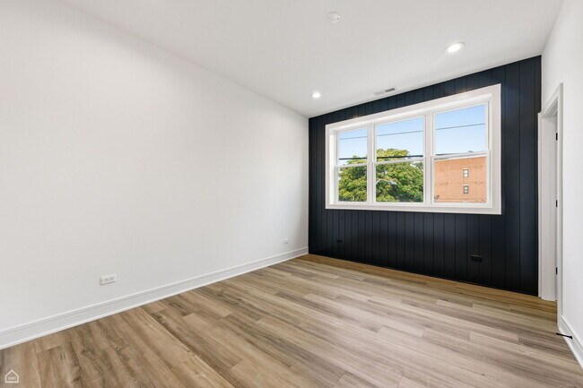 Building Photo - 3902 S Lake Park Ave