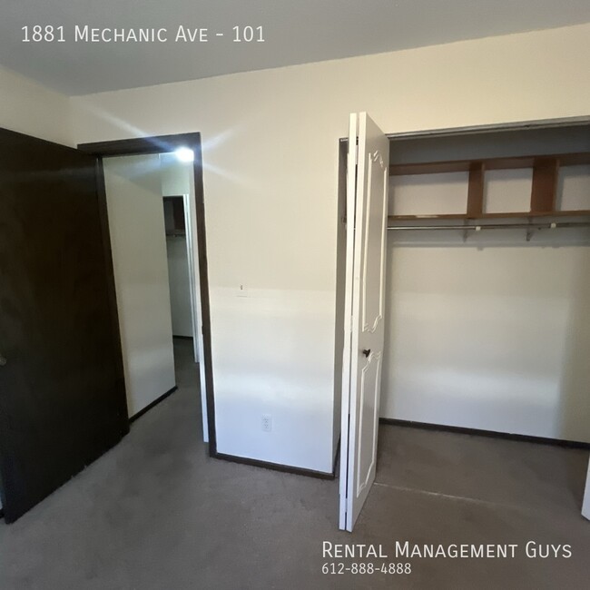 Building Photo - 2 Bedroom in Quiet Building with Available...