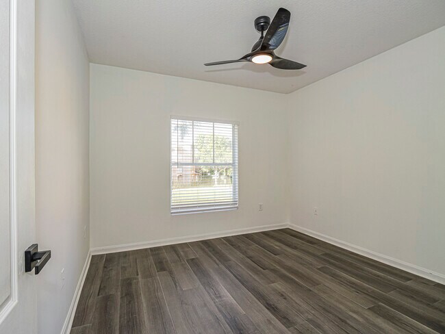 Building Photo - 5090 Fairways Cir