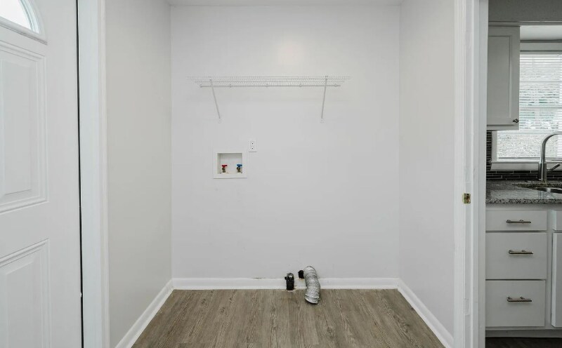 Building Photo - 2033 E Lake Blvd