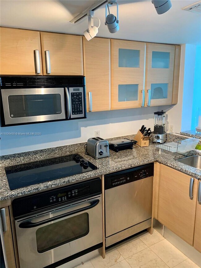 Building Photo - 2101 Brickell Ave