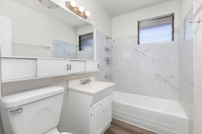 Building Photo - 4 Bedroom Home in Bay Park with Office and...