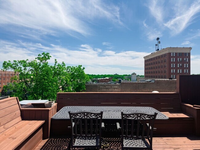 Building Photo - Completely Renovated Downtown Memphis Loft with Rooftop Skyline Views.