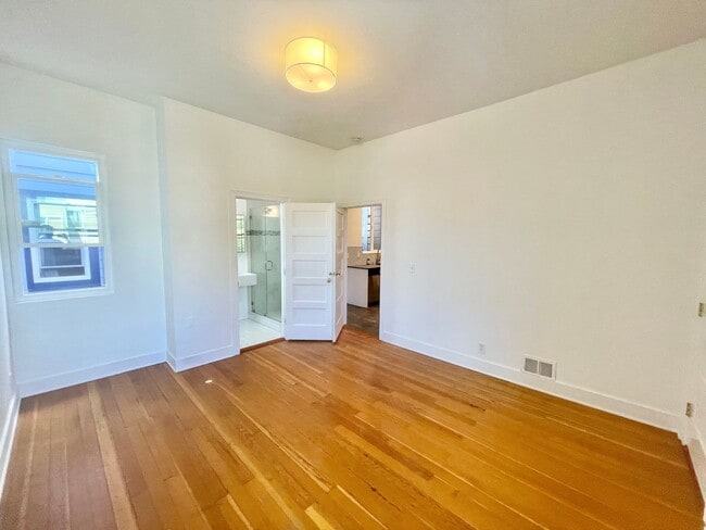 Building Photo - 3BR/2BA Renovated Victorian Full Floor Fla...