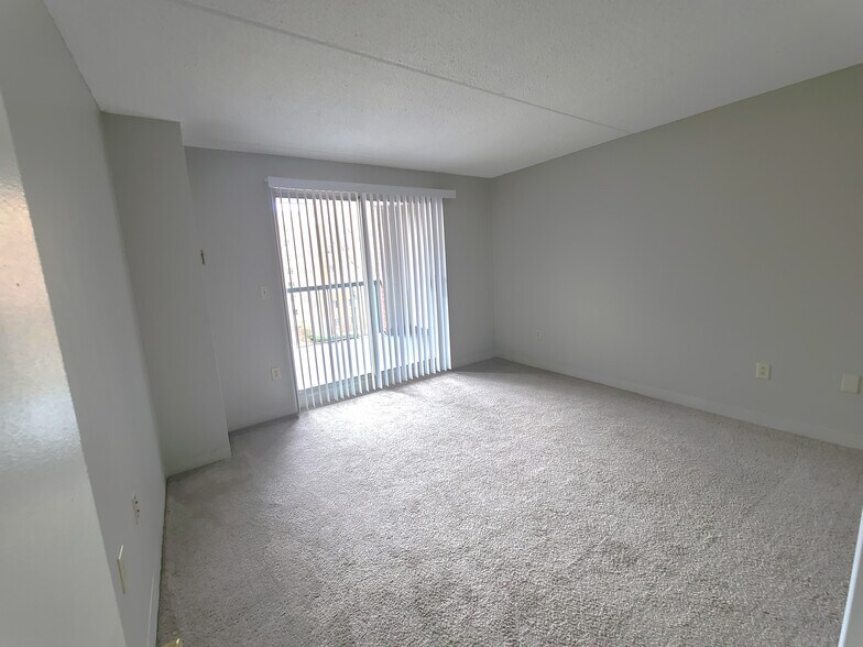 Building Photo - 1 S Point Dr