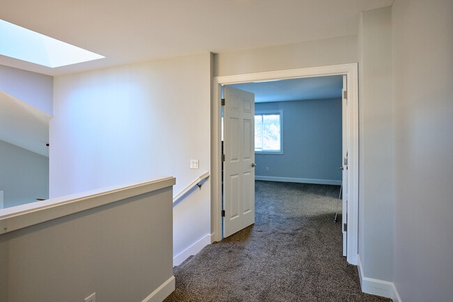 Building Photo - 10028 124th Ave NE