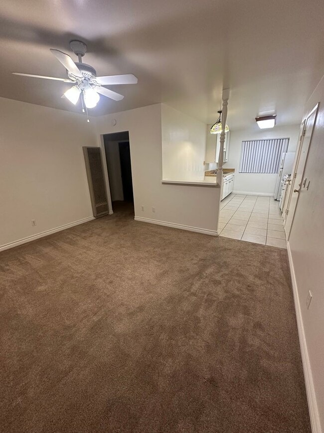 Building Photo - Upstairs 2BD/1BA Condo with 1 reserved cov...