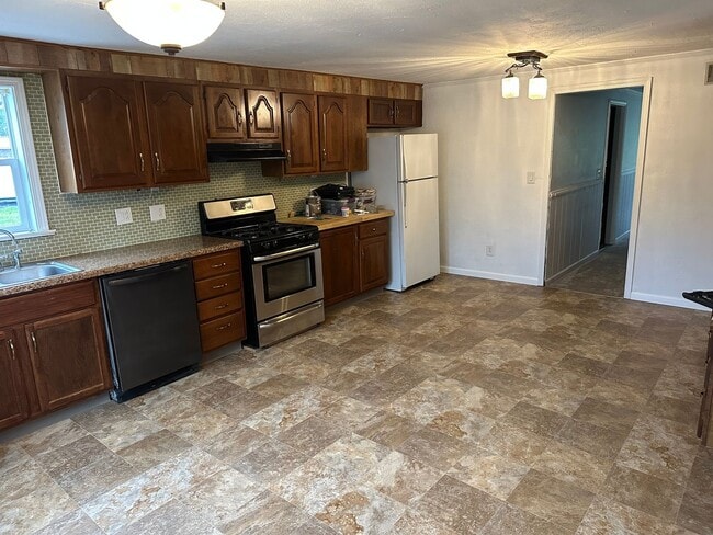 Building Photo - 3 bedroom available for immediate move in!