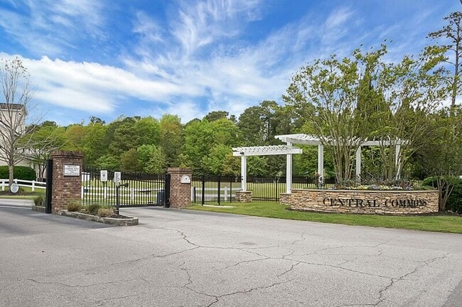 Building Photo - 215 Hemingway Cir