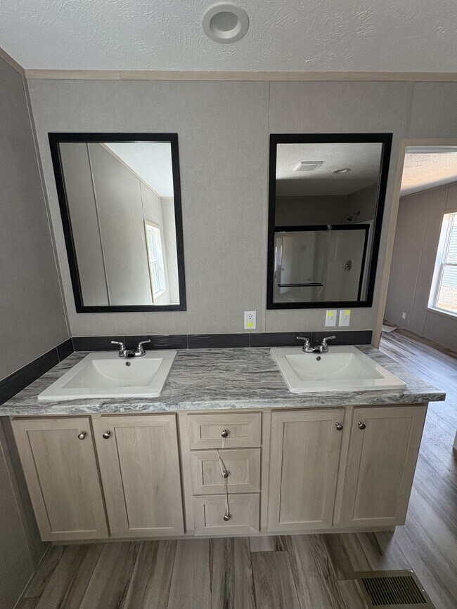 Building Photo - 507 Mercedes St