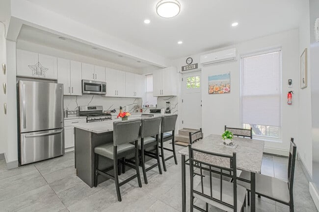 Building Photo - 479 Putnam Ave