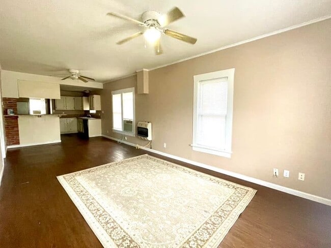 Building Photo - 823 G St NW