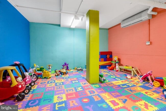 Building Photo - 1900 Hamilton St