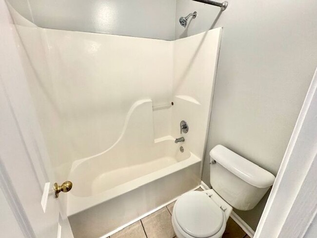 Building Photo - Now Leasing a 3-bedroom 2.5 bath with Larg...