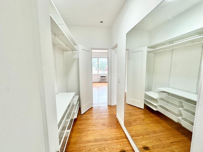 Building Photo - Spacious Studio on 12 Street between Eucli...