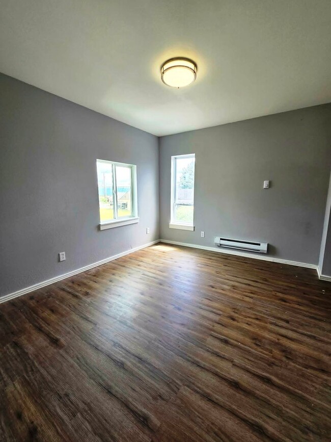 Building Photo - Hoquiam - Spacious 2 bedroom duplex unit for RENT!