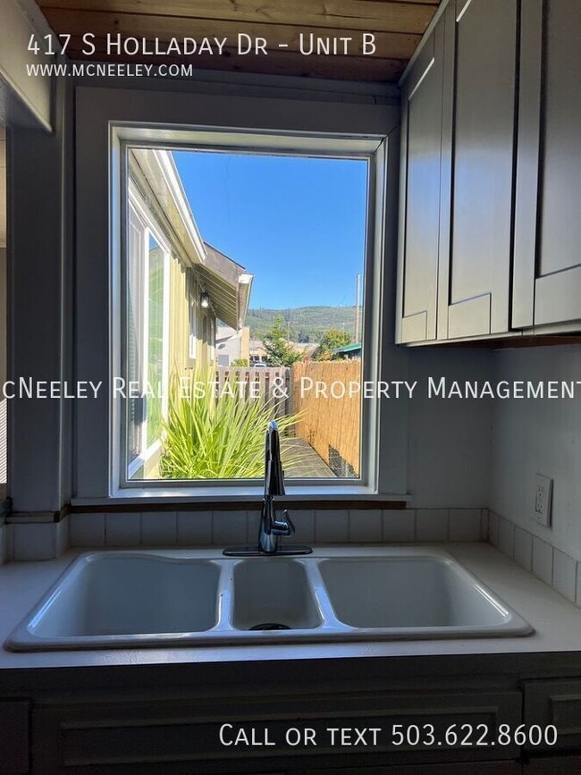 Building Photo - 417 S Holladay Dr