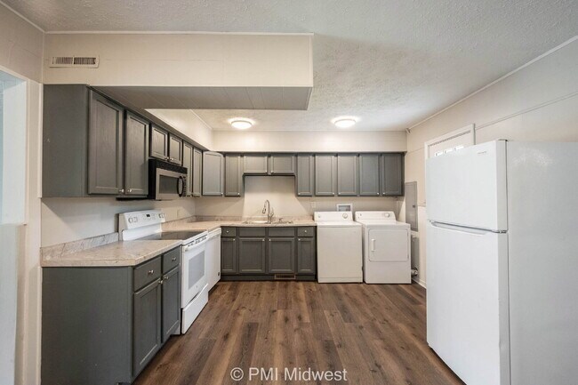 Building Photo - "Charming 4-Bedroom Retreat with Spacious Living in Indianapolis!"