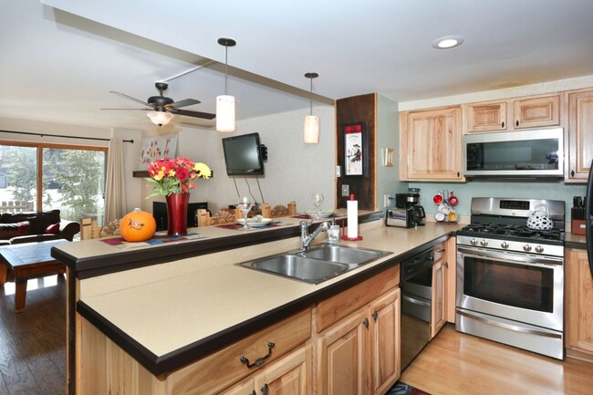 Building Photo - Walk to Main St and Gondola! Furnished! In...