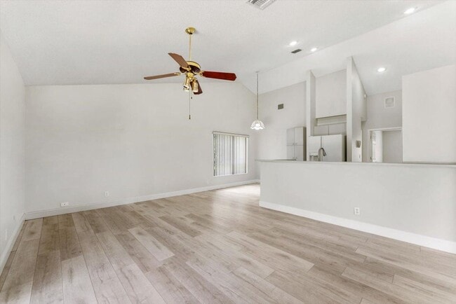 Building Photo - 5809 Sun Pointe Cir
