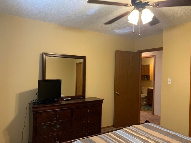 Building Photo - 3 Bedroom, 2 Bath, 2 car garage