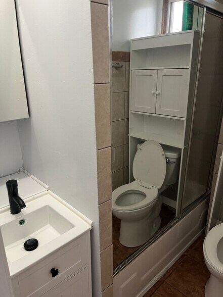 Building Photo - 2415 W Arthington St