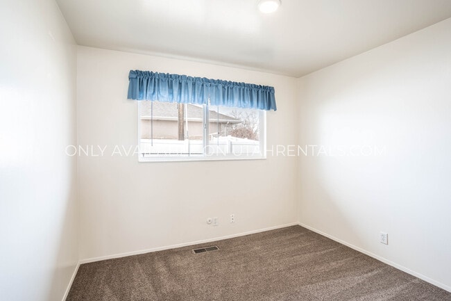 Building Photo - 742 E 200 N