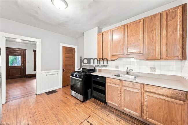 Building Photo - 1303 Castle Ave