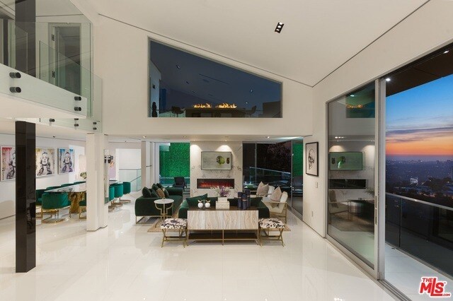 Building Photo - 1623 Viewmont Dr