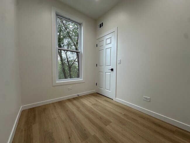 Building Photo - 1721 W Pierce Ave