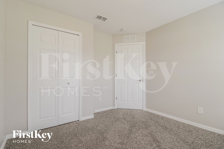 Building Photo - 211 Oak Branch Dr