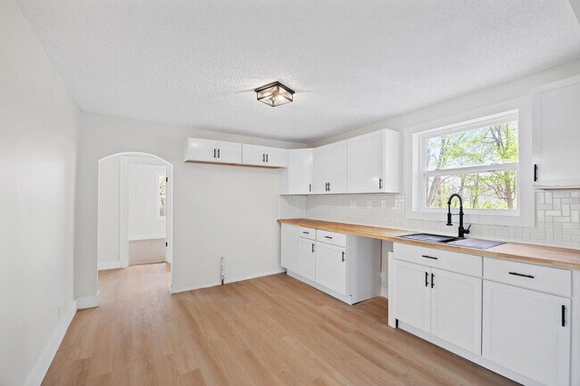 Building Photo - Dream House! Three Bedroom fully Renovated...