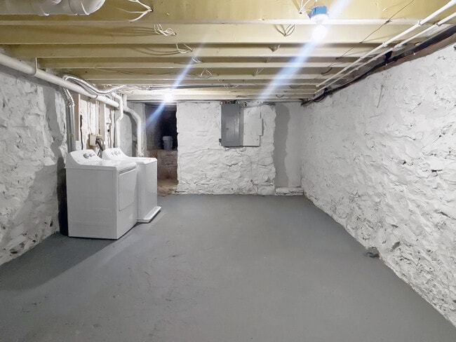 Building Photo - 1572 Carswell St