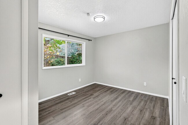 Building Photo - 13525 SW Roan Ct