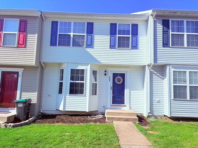 Building Photo - CENTRALLY LOCATED TOWNHOUSE - STAFFORD