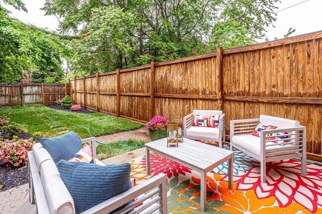 Building Photo - Sunny 2-Bedroom + Den  in SW Waterfront! - Parking included