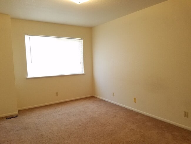 Building Photo - 2 Bed 1.5 Bath Townhouse End Unit in North Central Loveland - Water/Sewer/Trash Included in Rent!