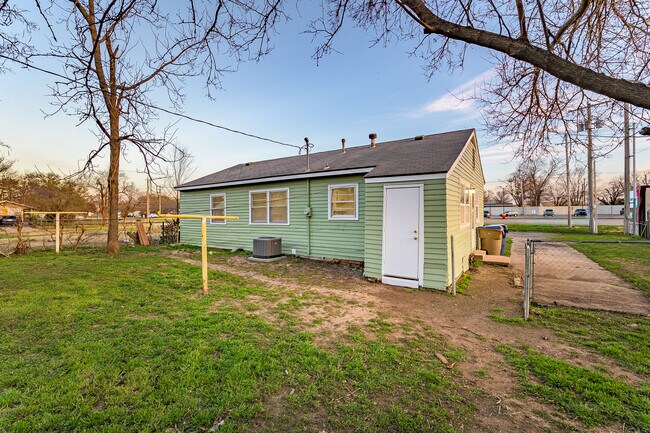 Building Photo - 1036 East 61st St N