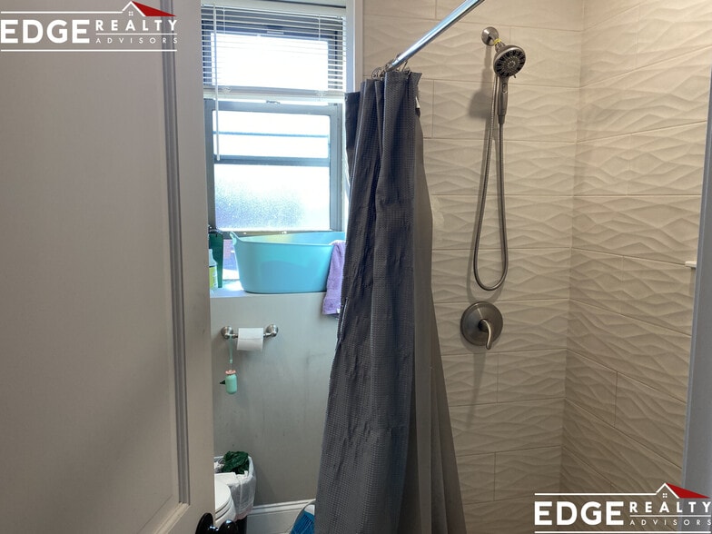 Building Photo - 1914 Beacon St