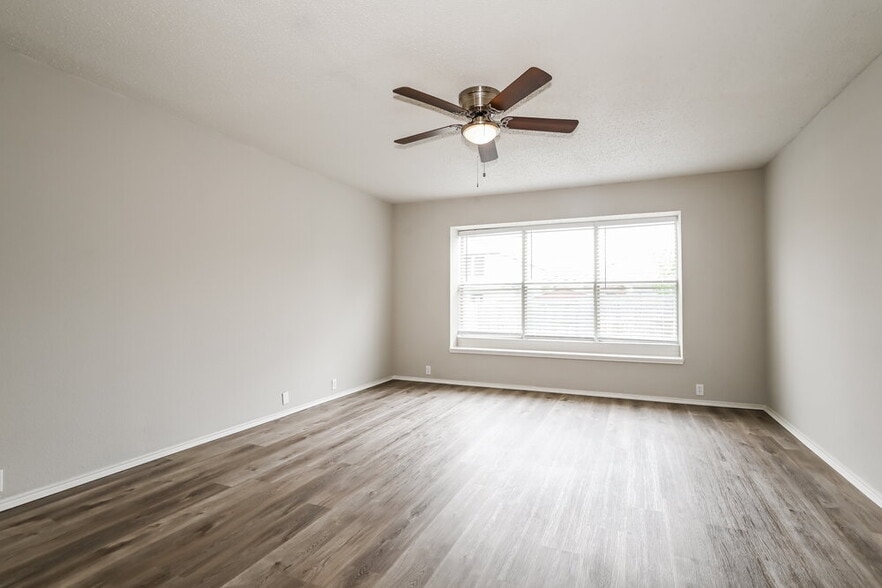 Building Photo - 6730 Meadowcrest Dr