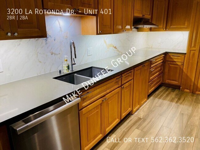 Building Photo - 3200 La Rotonda Dr