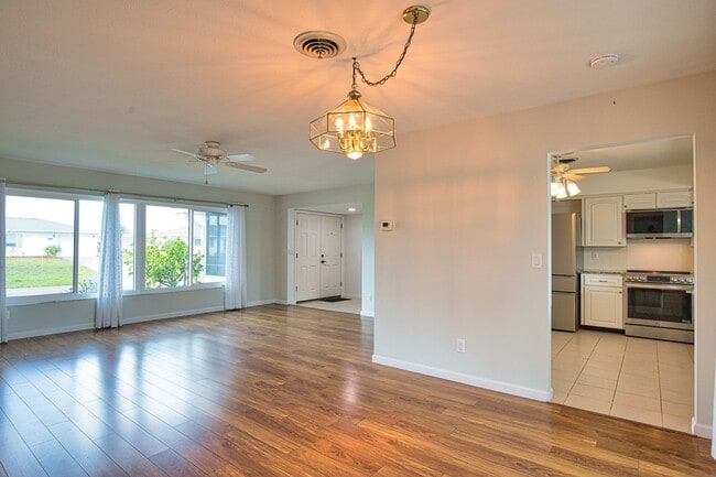 Building Photo - Annual Unfurnished 2 Bedroom 2 Bathroom Single Family Home in Venice Gardens with Water View!